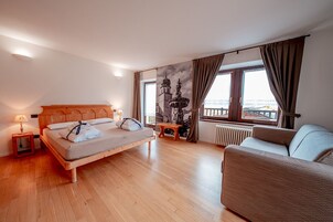 Escritorio, wifi gratis y ropa de cama