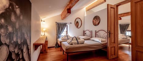 Quadruple Room | Desk, free WiFi, bed sheets