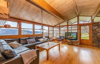 Awesome home in Vatne with WiFi