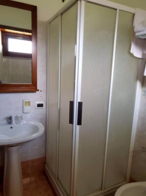 Shower, free toiletries, hair dryer, bidet