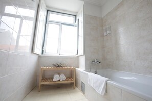 Bathtub, slippers, towels - Arroios de Paixao (Lisbon)