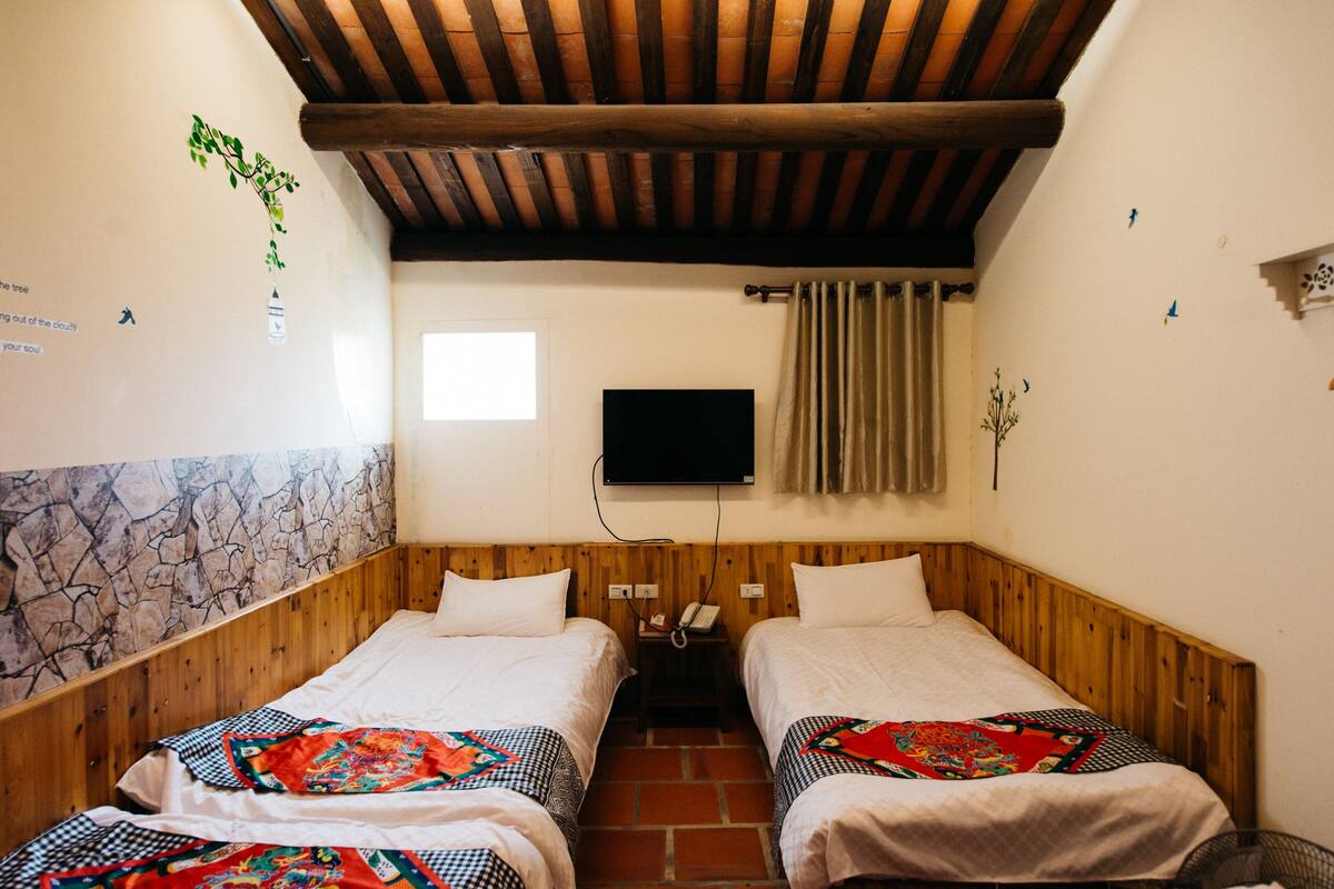 Free WiFi, bed sheets