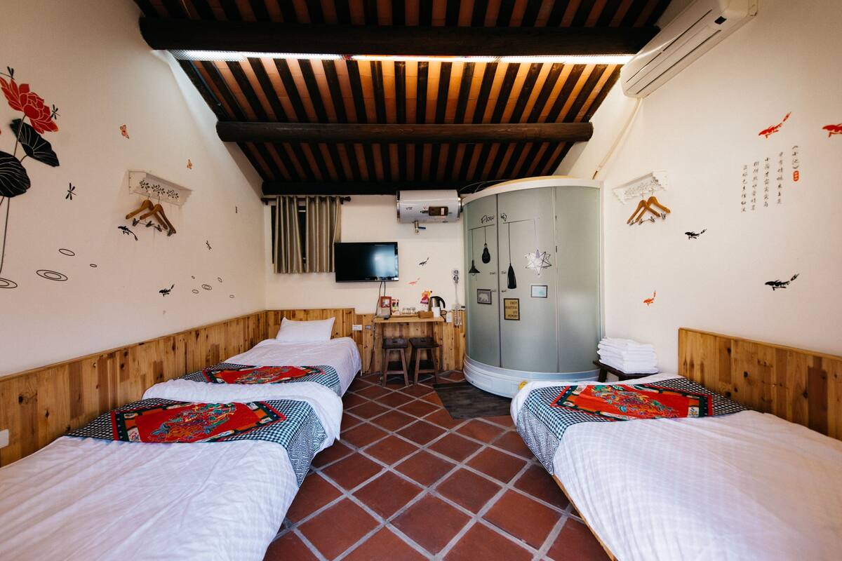 Free WiFi, bed sheets
