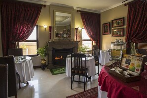 Frühstück, Mittagessen, Abendessen, lokale und internationale Küche 