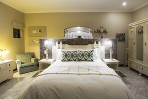 蜜月開放式套房 | 高級寢具、迷你吧、客房內保險箱、獨特裝潢