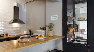 Fridge, microwave, stovetop, cookware/dishes/utensils