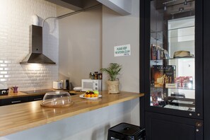 冷蔵庫、電子レンジ、コンロ、調理器具と食器