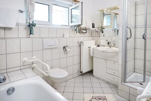 Hair dryer, towels, soap, toilet paper - Regenbogen Appartement (Bad Krozingen)