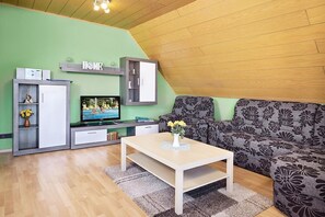 Apartment (7) | Living room | 40-inch flat-screen TV with satellite channels, TV, DVD player - Regenbogen Appartement (Bad Krozingen)