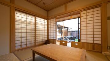 Private Vacation Home, HISA | 3 bedrooms, desk, free WiFi, bed sheets