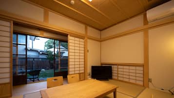 3 bedrooms, desk, free WiFi, bed sheets