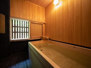 บ้านพัก (Private Vacation Home, HISA) | ห้องน้ำ | อ่างอาบน้ำและฝักบัวแยกจากกัน, ของใช้ในห้องน้ำฟรี, ไดร์เป่าผม