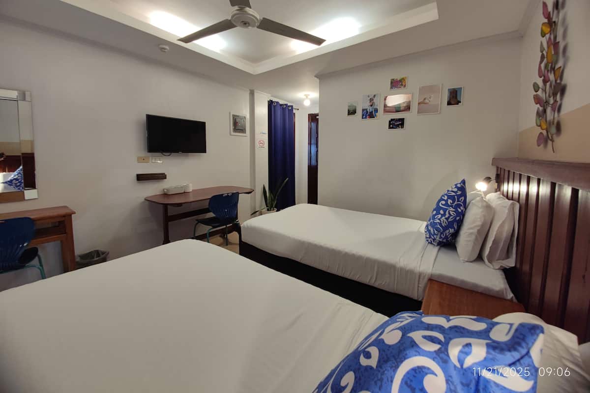 Habitación con 2 camas individuales, balcón | Ropa de cama