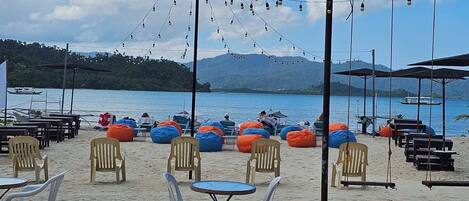 Am Strand, Sonnenschirme
