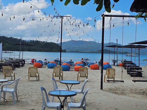 En la playa, sombrillas