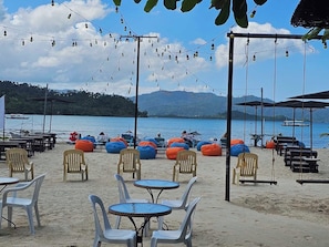 On the beach, beach umbrellas - Ferellee Beachfront Inn (San Vicente)