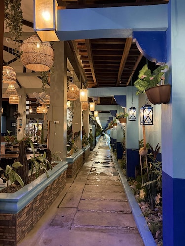 Ferellee Beachfront Inn