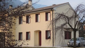 A two-story building with multiple windows and a central entrance. - Agriturismo Memento (Follina)
