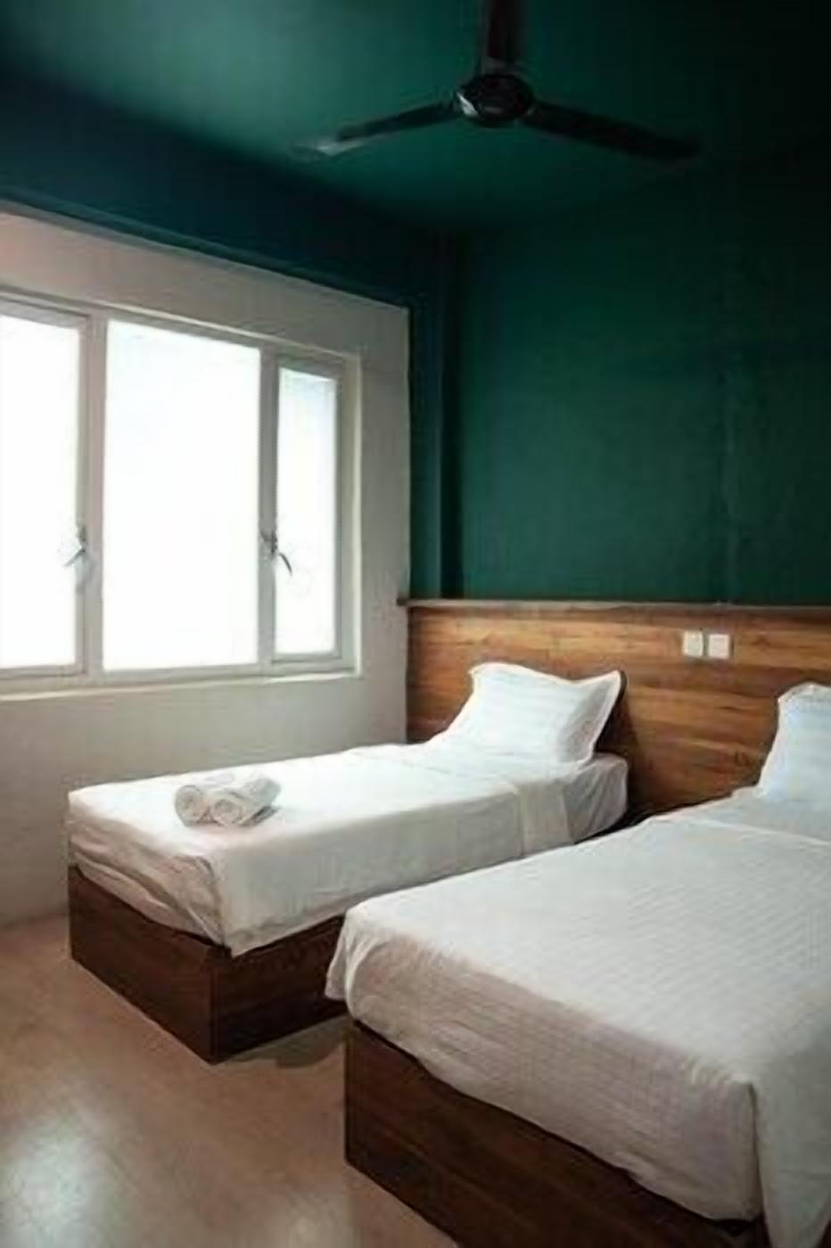 Escritorio, wifi gratis y ropa de cama 