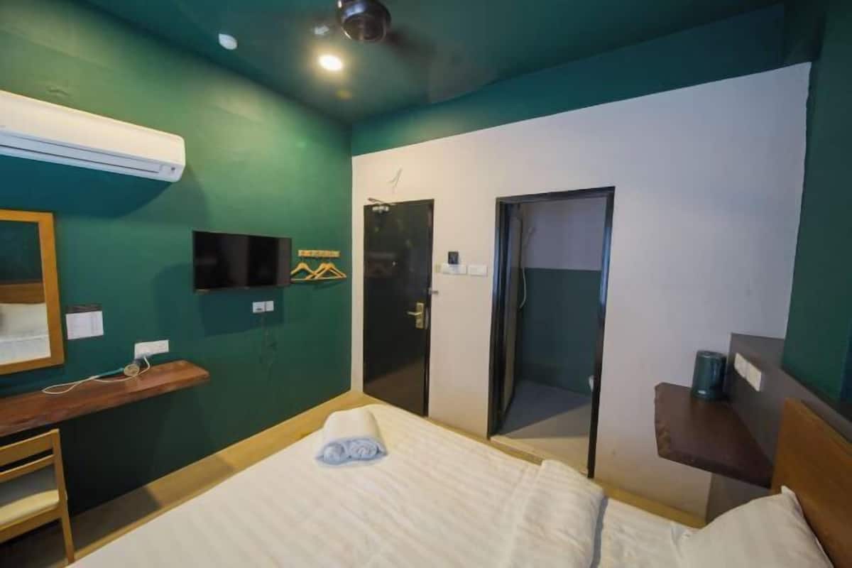 Een bureau, gratis wifi, beddengoed