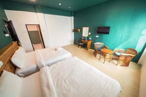 Family Room | Desk, free WiFi, bed sheets - Room V @ Jalan Sultanah Near Bus Stop Batu Pahat (Batu Pahat)