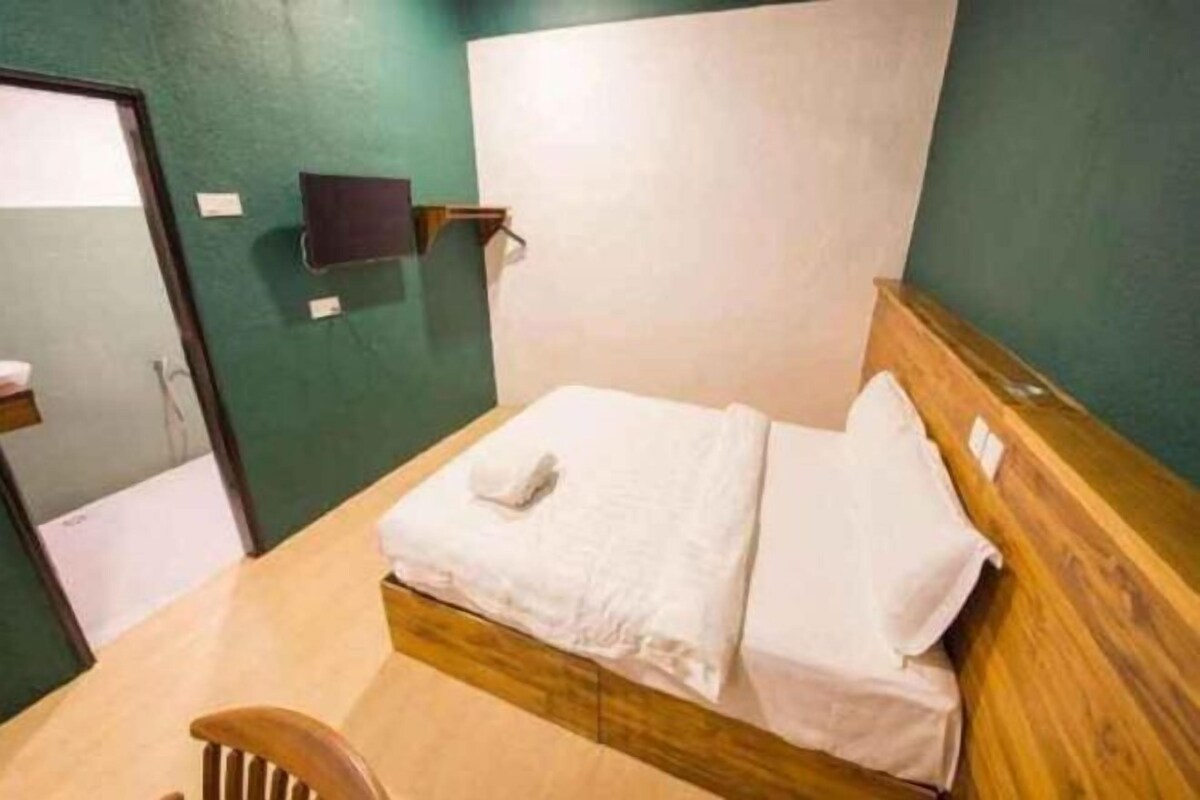 Desk, WiFi (free), bed sheets