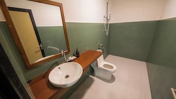 Family Room | Bathroom | Shower, rainfall showerhead, free toiletries, hair dryer