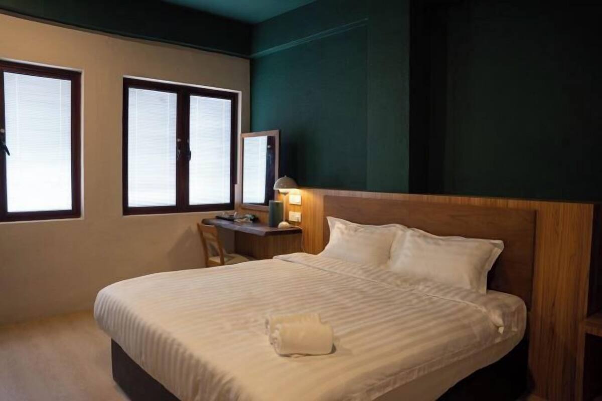 Desk, WiFi (free), bed sheets