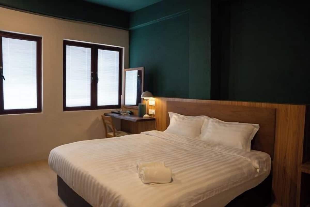 Een bureau, gratis wifi, beddengoed