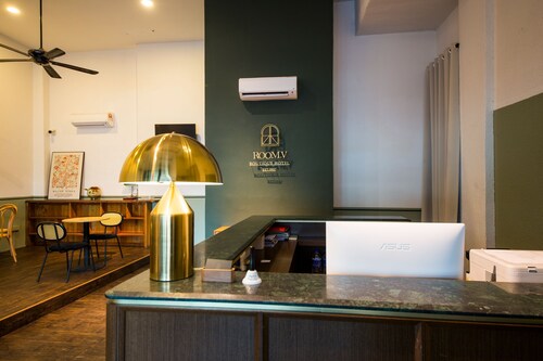 Room V @ Jalan Sultanah Near Bus Stop Batu Pahat