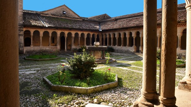 A courtyard with a central fountain, surrounded by stone columns and arches. - Agriturismo Crodi (Miane)