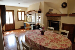 Frigorífico grande, placa de cocina y utensilios de cocina