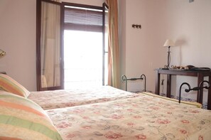 Bureau, espace de travail pour ordinateur portable, lit parapluie