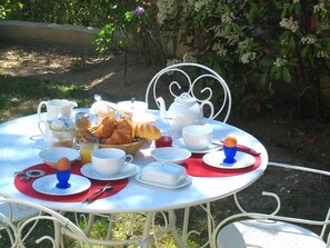 فطور أوروبي مجانًا يوميًا