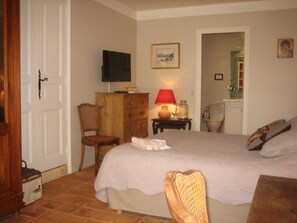 Double Room (Chambre Glycine) | In-room safe, individually decorated, individually furnished - Bastide Selva (La Garde-Freinet)
