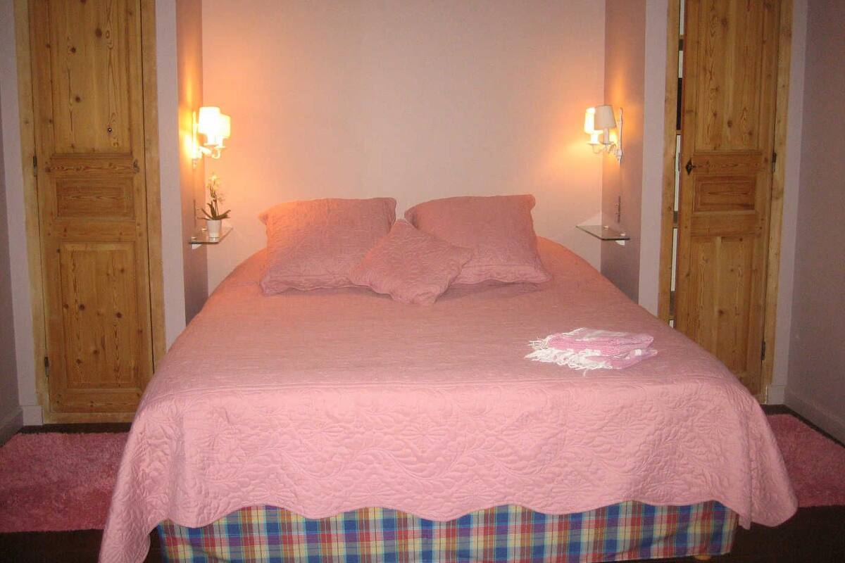 Habitación doble (Chambre Figuier ou Mûrier) | Caja de seguridad en la habitación, cunas, camas extra y wifi gratis