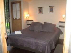 خزنة داخل الغرفة وبديكورات فريدة لكل غرفة وطراز فريد لكل وحدة