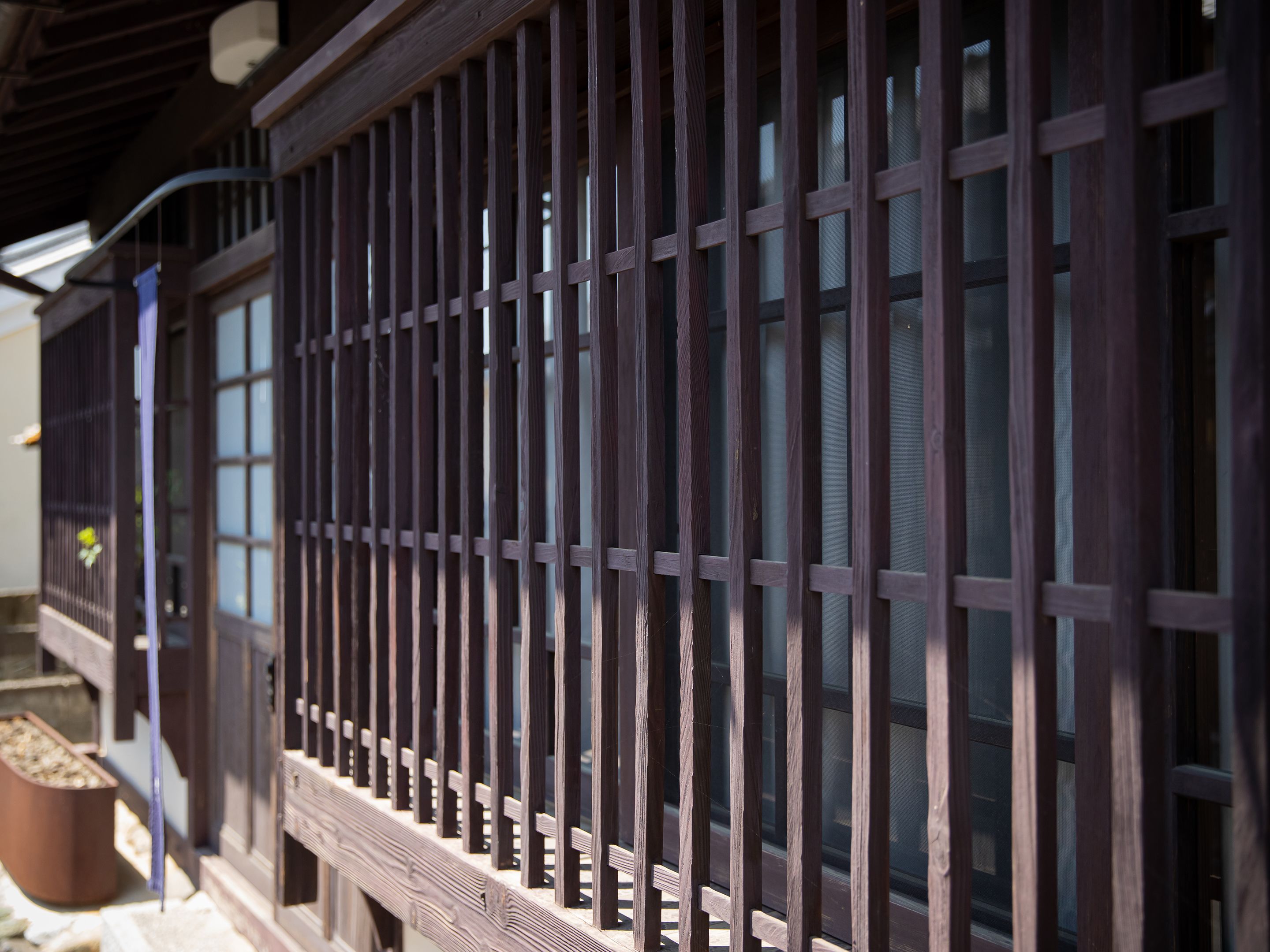 Un edificio japonés tradicional con celosías de madera y un balcón de madera.