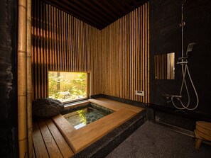 独立别墅, 3 间卧室 (Private Vacation Home, ORI) | 浴室 | 独立的浴缸和淋浴、免费洗浴用品、吹风机、拖鞋