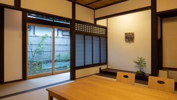 3 bedrooms, desk, free WiFi, bed sheets