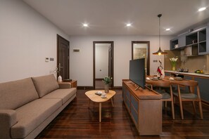 Familie appartement | Privékeuken | Een koelkast/vriezer, een magnetron, een oven, een kookplaat