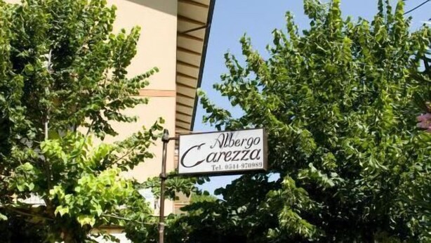 Letrero de Albergo Carezza con un número de contacto.