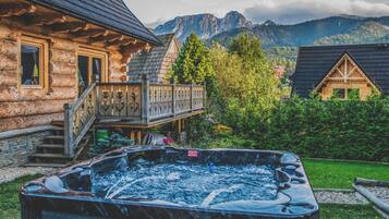 Classic Cabin | Jetted tub