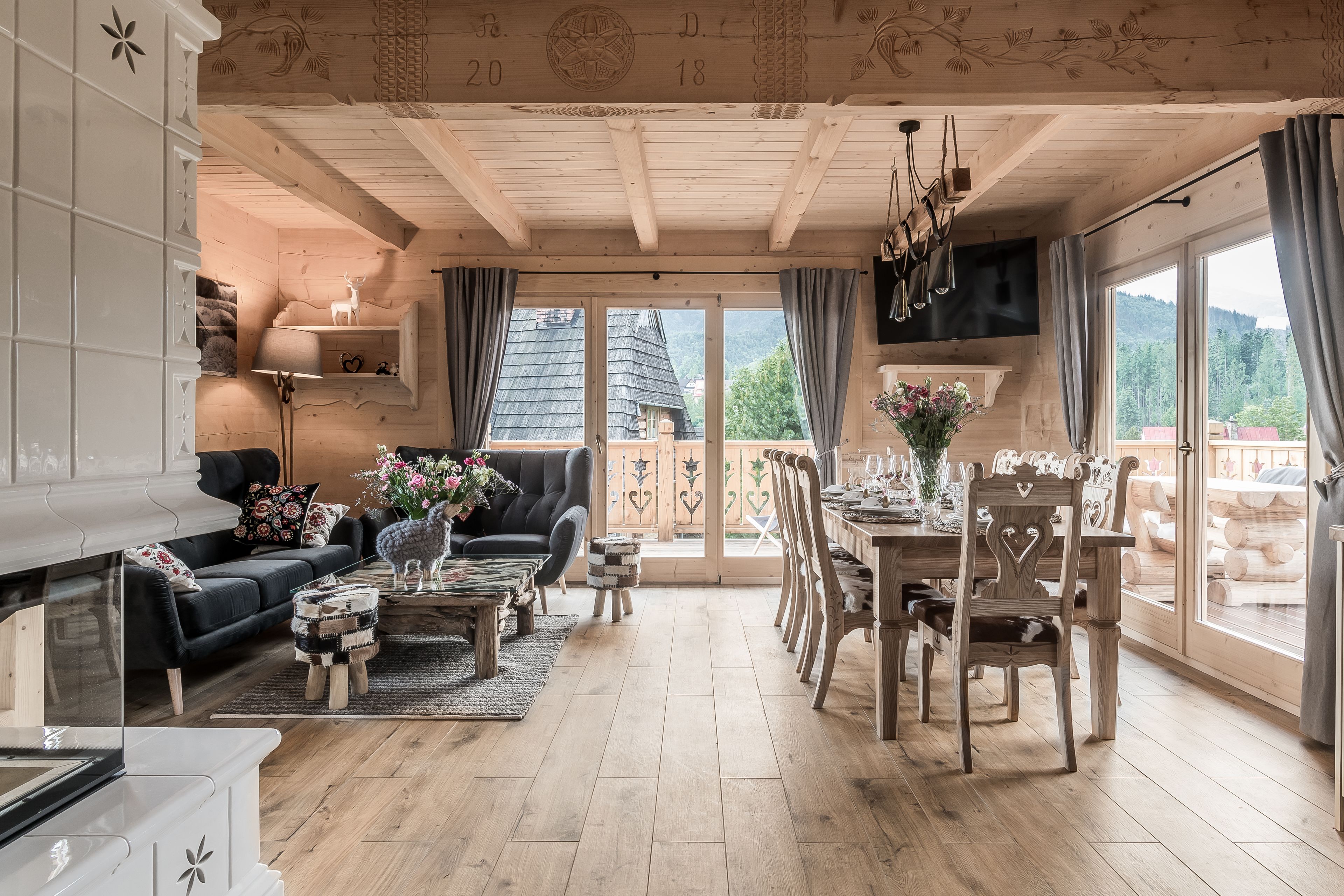 Classic Cabin | Living room | Flat-screen TV