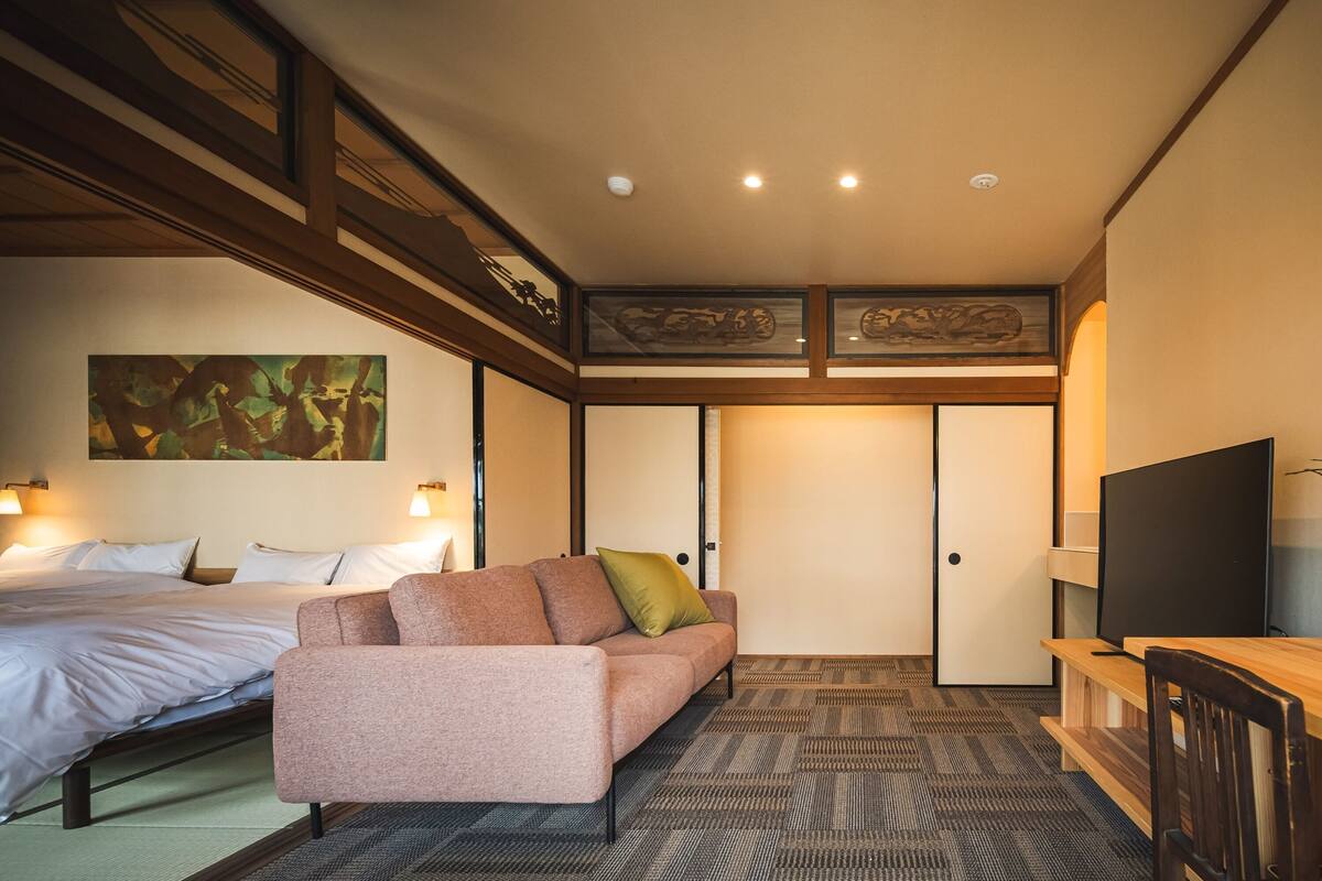 Deluxe Villa (Private Vacation Home, Tsumugi) | Meja, Wi-fi percuma, cadar katil 