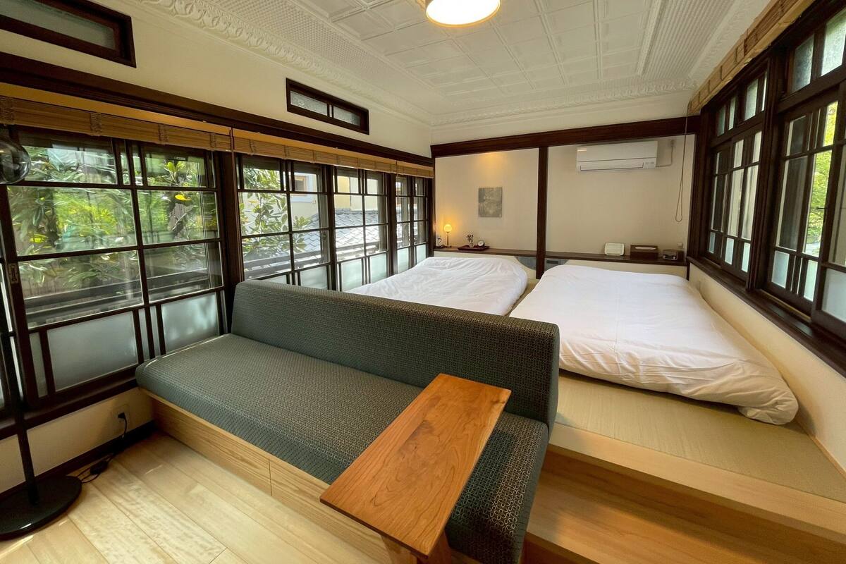 Villa (Private Vacation Home, Kasuri) | Meja, Wi-fi percuma, cadar katil 