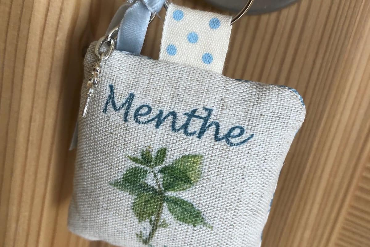 A keychain with the name "Menthe" and a green four-leaf clover.