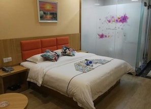 Quarto casal exclusivo | Escrivaninha, cortinas blackout, Wi-Fi de cortesia