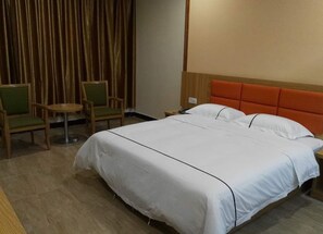 Quarto casal exclusivo | Escrivaninha, cortinas blackout, Wi-Fi de cortesia