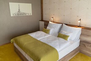 Double Room | Hypo-allergenic bedding, in-room safe, desk, laptop workspace - Hotel Kristály (Ajka)